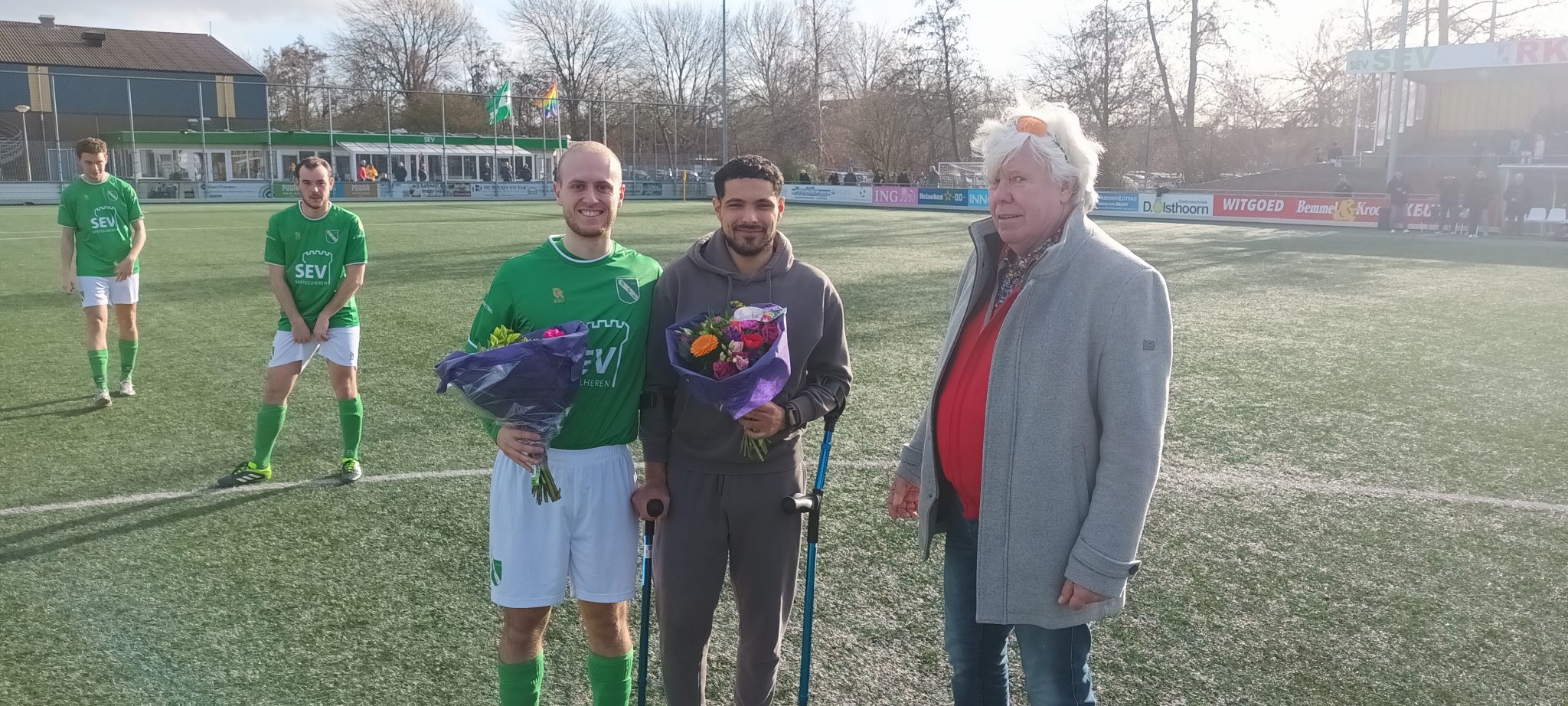 Fares en Jeffrey in de bloemen.