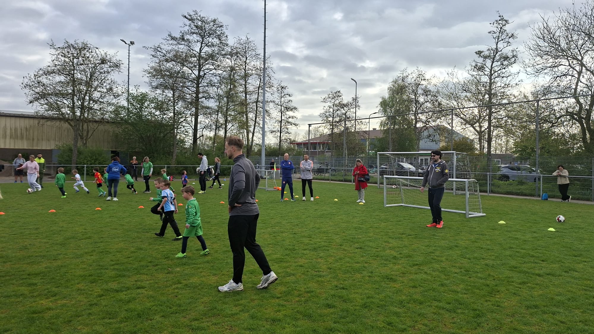 De JO-6 teams verslaan ouders met ruime cijfers