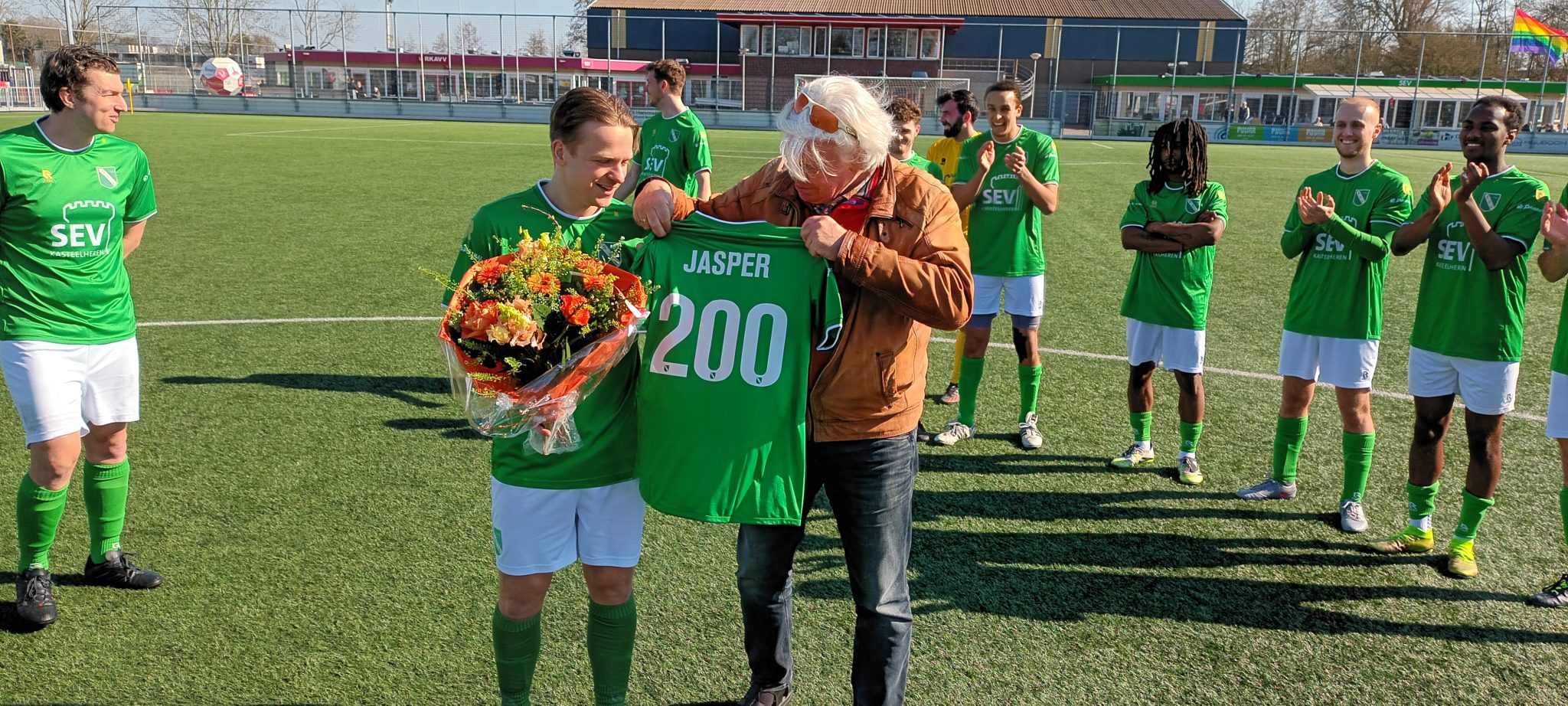 Jasper Koning gehuldigd voor de 200e competitiewedstrijd in SEV 1.