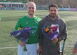 Fares en Jeffrey in de bloemen.