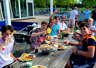 JO17 sluit seizoen af met barbecue en mystery shirts