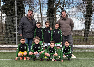 SEV JO8-1 wint onder toeziend oog van trotse hoofdsponsor