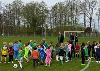 Wat een feest! Grote groep kleuters geniet tijdens geslaagde open training bij SEV